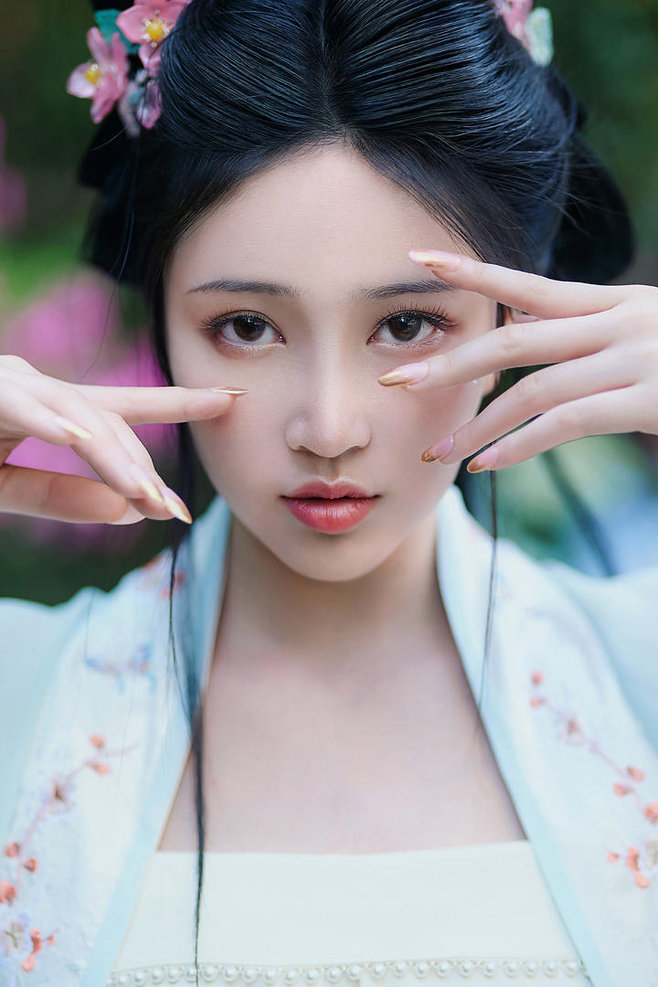 王菲飞机上换衣服被偷拍，穿条纹T恤素面朝天很松弛，55岁活出20岁少女感